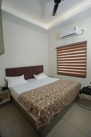 Desk, free WiFi - Hotel Prem Sadan (Bhander)