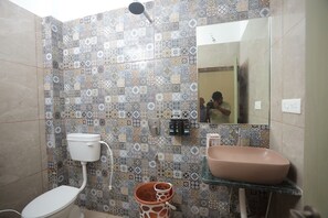 Shower, free toiletries, towels, soap - Hotel Prem Sadan (Bhander)