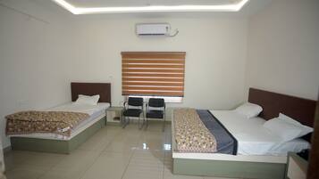 Kolmen hengen perhehuone, kaupunkinäköala | Työpöytä, ilmainen Wi-Fi