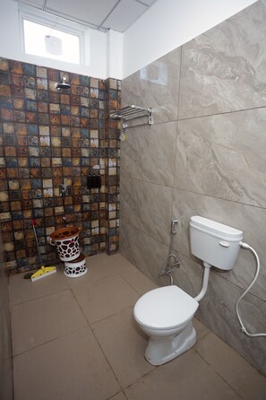 Shower, free toiletries, towels, soap - Hotel Prem Sadan (Bhander)