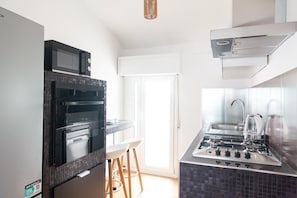 Microwave, oven, stovetop, dishwasher - Sea soul apartment, cozy and bright oasis by the sea (Montesilvano)