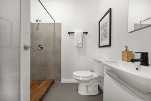 Séchoir à cheveux, serviettes fournies