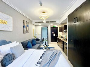 Apartamento superior, vista para a cidade | Cofres nos quartos, cortinas blackout, ferros/tábuas de passar roupa