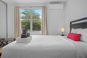 2 chambres, fer et planche à repasser, lit de bébé portatif