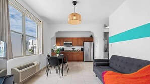 Eine moderne Wohnung mit Essbereich, Küche und Wohnzimmer.