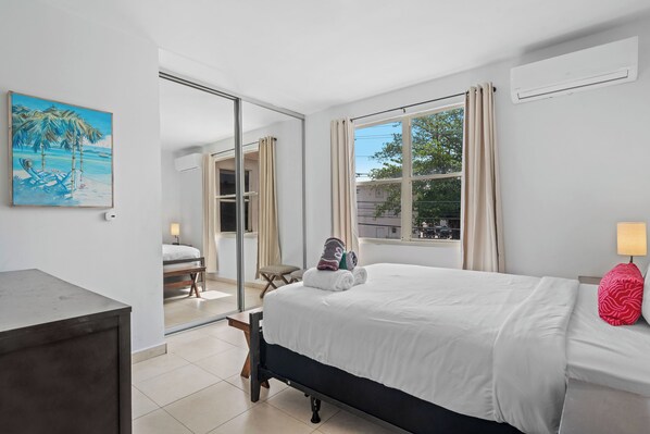 2 chambres, fer et planche à repasser, lit de bébé portatif