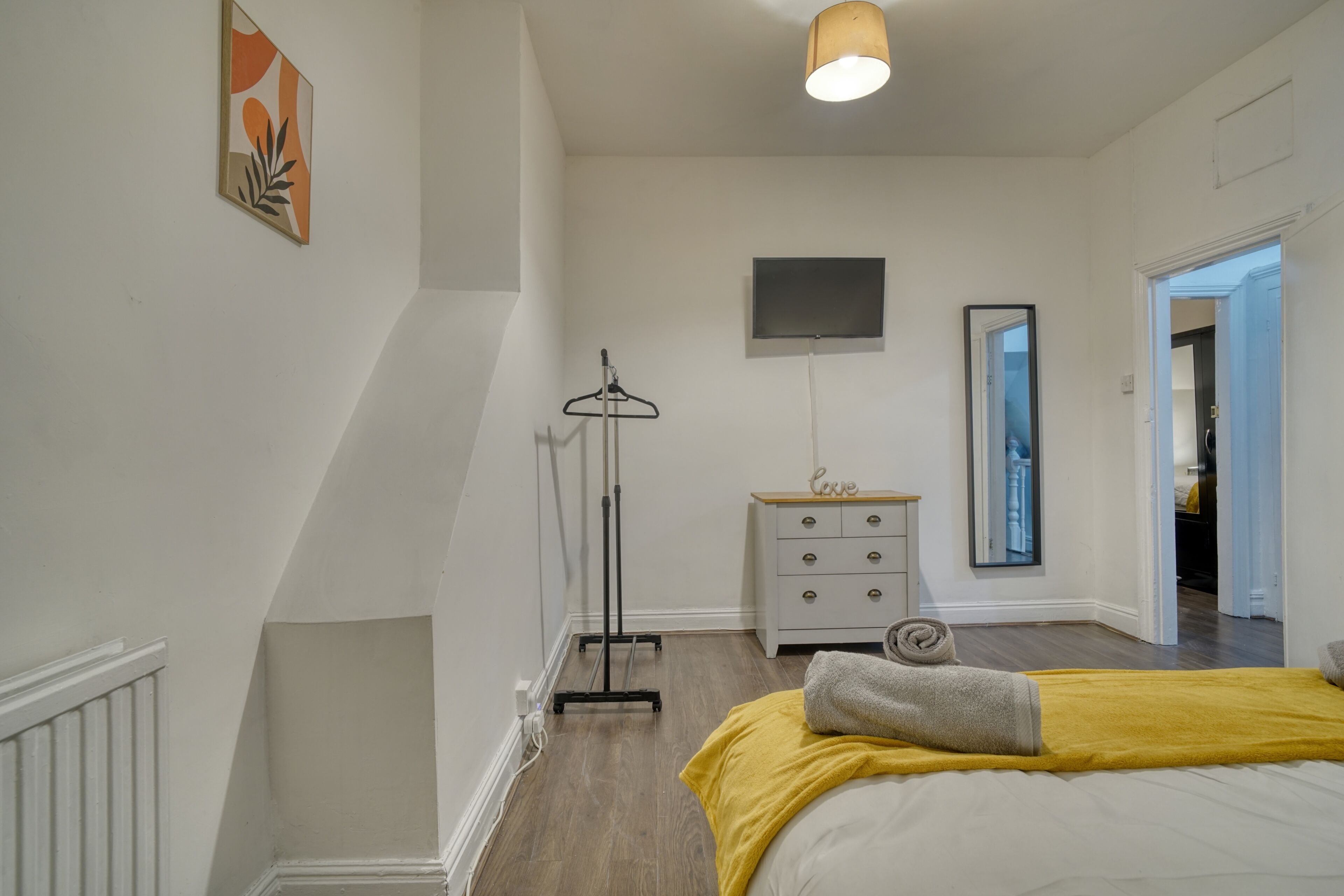 3 室のベッドルーム、WiFi (無料)、ベッドシーツ