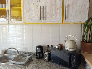 Four Ă micro-ondes, un four, surface de cuisson