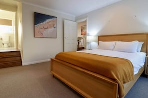 3 slaapkamers, een strijkplank/strijkijzer, gratis wifi, beddengoed