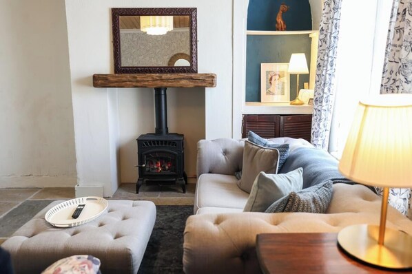 Smart TV y chimenea 