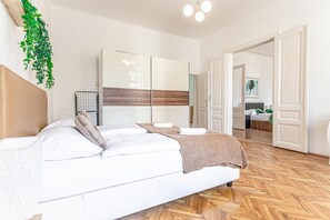 Une chambre à coucher avec un lit, une armoire, un miroir et une plante.