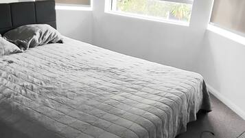 2 bedrooms, iron/ironing board, free WiFi, bed sheets