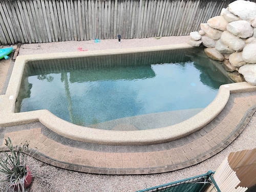 Cairns City Apartment w/salt water pool - close to the Esplanade & shops.