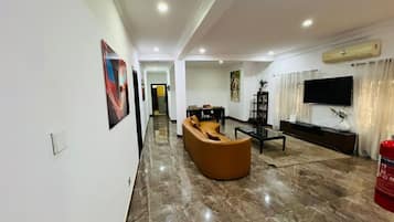 Apartment, 2 Bedrooms, Non Smoking, Kitchen | Living area