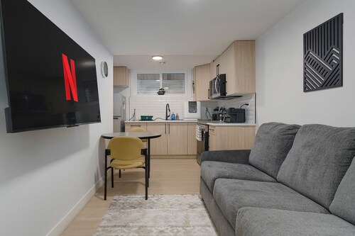 Modern Suite 2 by Royal Alex Hospital, LRT, Rogers| Free WiFi, Parking & Netflix