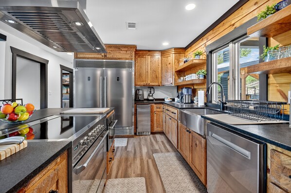 Réfrigérateur, four à micro-ondes, un four, surface de cuisson