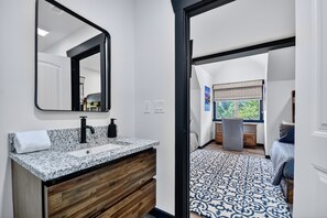 6 chambres, bureau, fer et planche à repasser, accès au Wi-Fi (inclus)