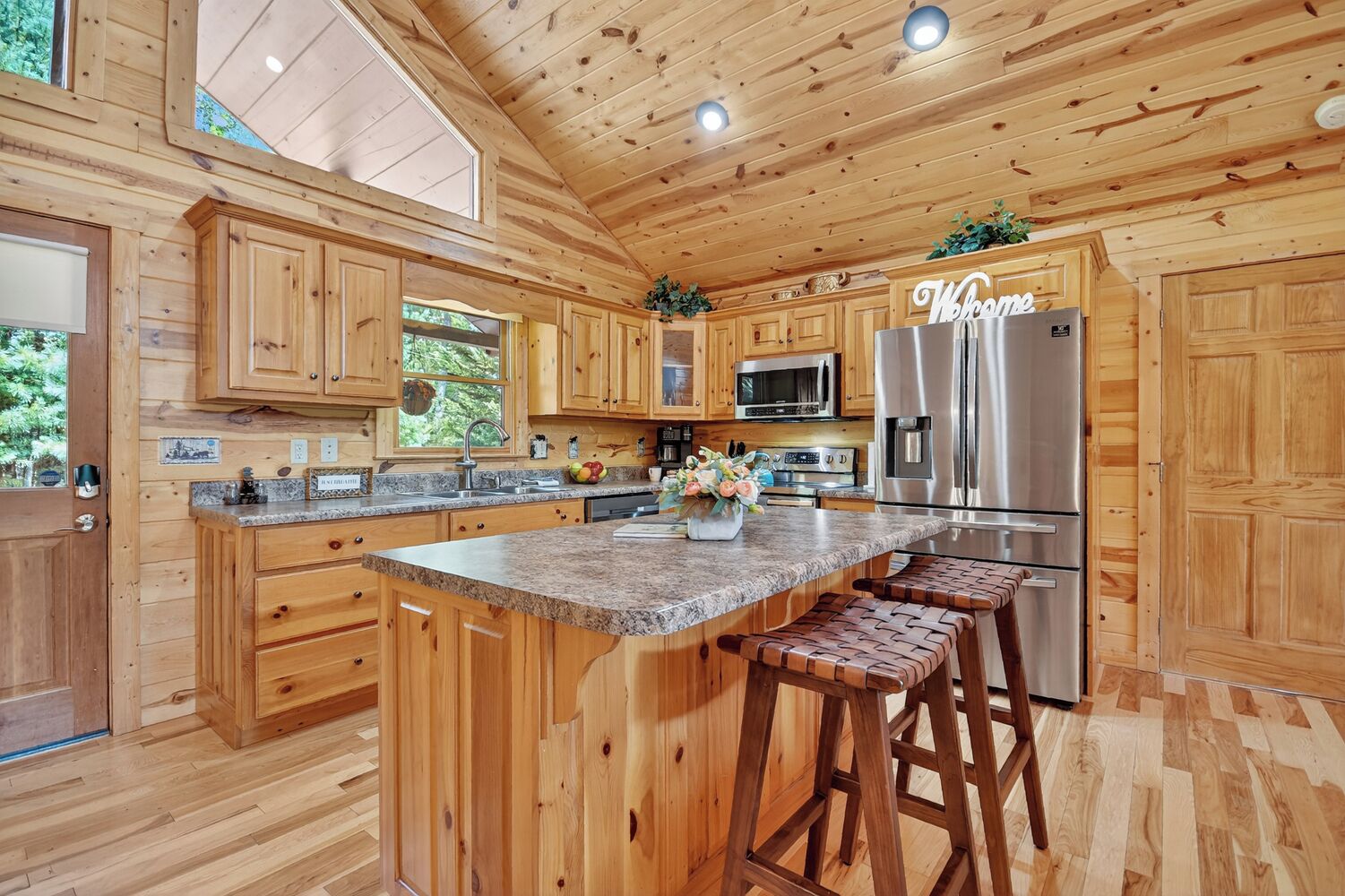 Kjøleskap, mikrobølgeovn, ovn og kokeplater