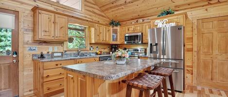 Kylskåp, mikrovågsugn, ugn och spishäll