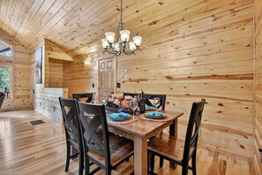 Dining - Private, full-fenced yard, family-sized cabin rental in Ellijay (Ellijay)
