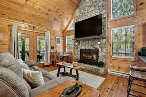 Smart TV, fireplace - Big Bear Hideaway welcomes pets and boasting a majestic mountain vista, hot tub, firepit, WiFi, and a sprawling screened porch (Ellijay)
