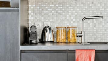 Departamento urbano, 1 cama matrimonial, para no fumadores, vista a la ciudad | Cocina privada | Cafetera de espresso, cafetera y tetera, tetera eléctrica y tostadora