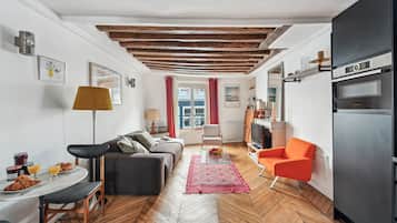 City-Apartment, 1 Doppelbett, Nichtraucher, Stadtblick | Wohnbereich | 40-Zoll-Flachbildfernseher mit Satellitenempfang
