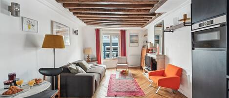 Apartamento urbano, 1 cama de casal, para não fumantes, vista para a cidade | Área de estar | TV de tela plana 40 polegadas com canais via satélite