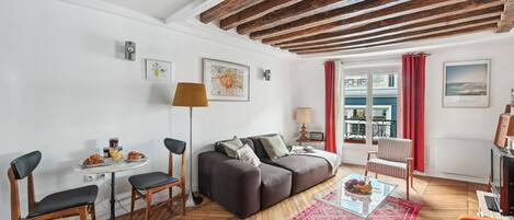 City Apartment, 1 Double Bed, Non Smoking, City View | Living area | 40-inch flat-screen TV with satellite channels