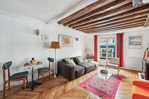 City Apartment, 1 Double Bed, Non Smoking, City View | Living area | 40-inch flat-screen TV with satellite channels