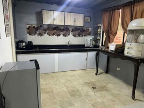 Basic Tree House, Garden View | Private kitchen
