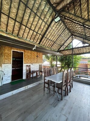 Basic Tree House, Garden View | In-room dining