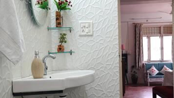 Sèche-cheveux, bidet, serviettes fournies, savon