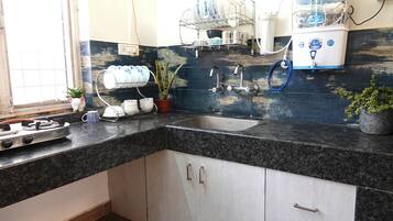 Sèche-cheveux, bidet, serviettes fournies, savon