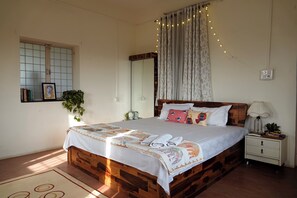 2 bedrooms, iron/ironing board, Internet, bed sheets