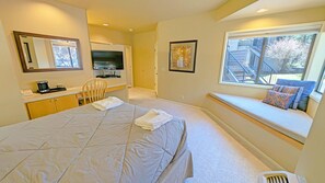 Desk, free WiFi, bed sheets - Hotel-Style, King Bed, Ground Floor Condo-331B (Bend)