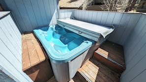 Outdoor spa tub - Bobcat 7 - Hot Tub, SHARC, Close to Village, A/C (Sunriver)