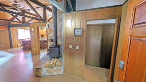 Interior - Bobcat 7 - Hot Tub, SHARC, Close to Village, A/C (Sunriver)