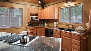 Una cocina moderna con armarios de madera, microondas, tostadora y hervidor.