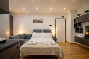 A modern hotel room with a bed, bedside tables, a sofa, and a desk. - Sparano mood 170 - central cozy stay (Bari)