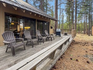 Terrace/patio - Cluster Cabin 13 - SHARC! Rustic Cabin, Location Close to River Access (Sunriver)