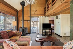 Smart TV, fireplace - Cluster Cabin 13 - SHARC! Rustic Cabin, Location Close to River Access (Sunriver)