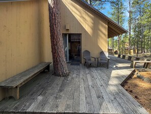 Terrace/patio - Cluster Cabin 13 - SHARC! Rustic Cabin, Location Close to River Access (Sunriver)