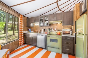 Køleskab, mikrobølgeovn, ovn, kogeplade