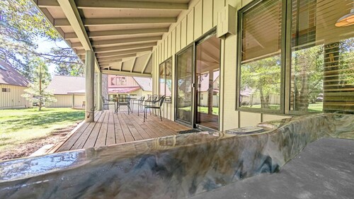 Circle Four 14 - Hot Tub, SHARC Passes, Community Pool