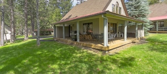 Circle Four Condo 14 - Hot Tub, SHARC Passes, Community Pool
