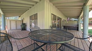 Outdoor dining - Circle Four Condo 14 - Hot Tub, SHARC Passes, Community Pool (Sunriver)