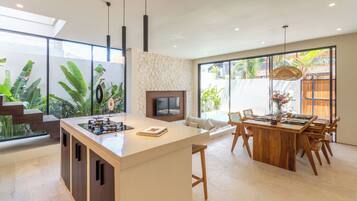 Villa, 2 habitaciones, alberca privada | Área de sala de estar | Smart TV