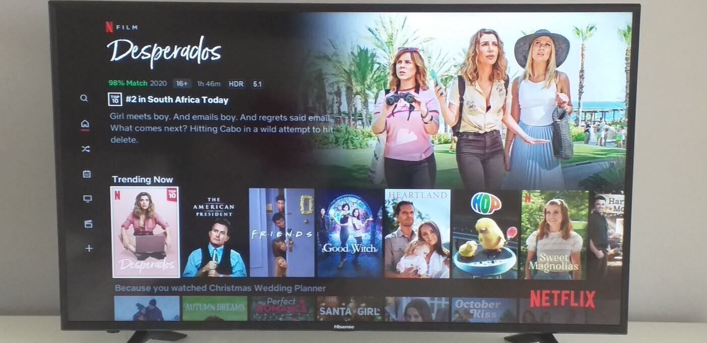 Ein Fernseher zeigt eine Netflix-Oberfläche, wobei die Sendung 'Desperados' hervorgehoben ist.