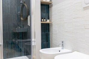 Shower, bidet, towels, shampoo - Tresca Charme - Suite 11 Elegant Stay in the Heart of Bari (Bari)
